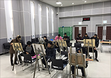 성인장애인 평생교육 지원사업  미술 수업을 듣고있는 학생들 모습