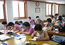 성인무해교육 - 수업을 받고있는 학생들의 모습.